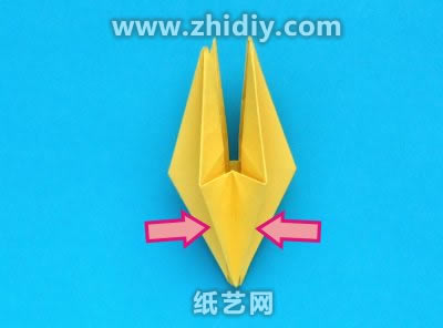 折纸模型的底部也和前面纸折花的制作类似