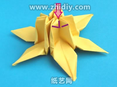 手工折纸水仙花图解教程制作过程中的第三十步