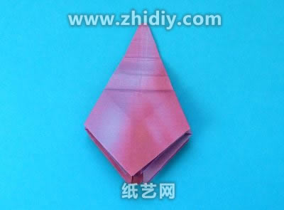 许多折纸花都是采用相同的手工折纸方式来进行折纸操作的