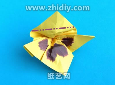 需要将手工折纸紫罗兰花瓣的边缘制作的更加真实