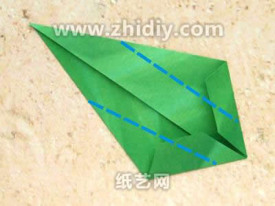 铃兰花手工折纸图解教程折纸叶子制作过程中的第十五步