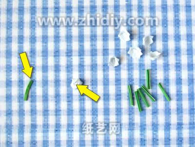 铃兰花手工折纸图解教程进行折纸铃兰花组合的第二十五步