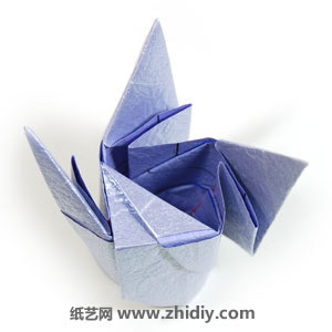 多瓣折纸玫瑰的折法图解教程制作过程中的第五十一步