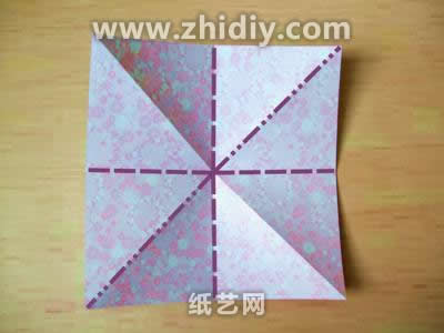 基础的方形折纸保证折纸盒子的准确