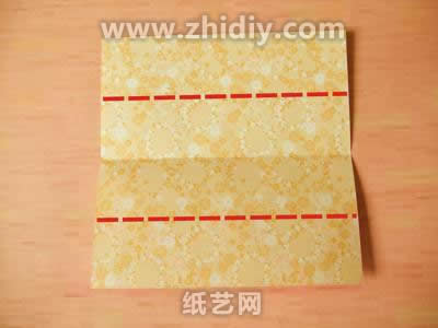 依旧是使用手工折纸的折痕进行手工折纸盒子的制作