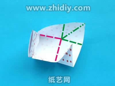 手工折纸礼盒图解教程制作过程中的第十步