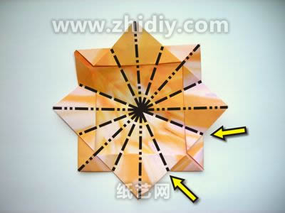 五角星纸折花手工折纸图解教程制作过程中的第六步
