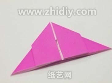 开始将双三角形的一半进行折纸心形的制作