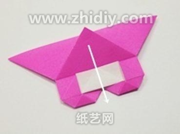 对折纸心形的外缘进行折纸处理