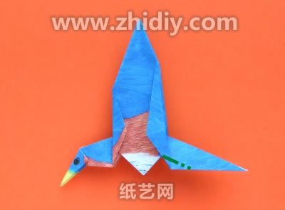 折纸蓝鸟的尾部也快要制作完成了