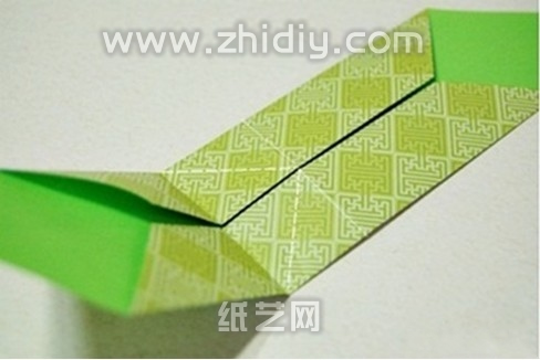 根据折纸图示的折痕进行折纸操作