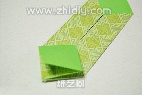 基本的方形折纸也出现在本折纸制作中
