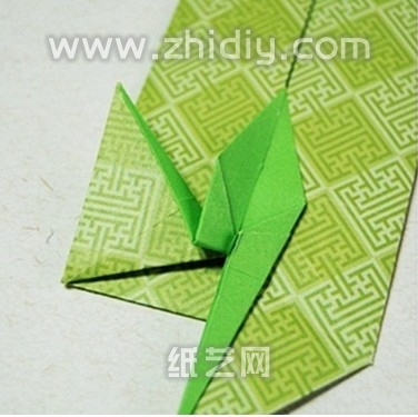 折叠过程中的折纸千纸鹤尾部