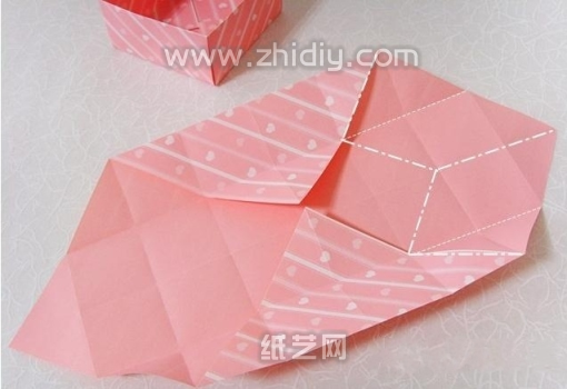 基本的折痕在折纸糖果盒子里照样适用