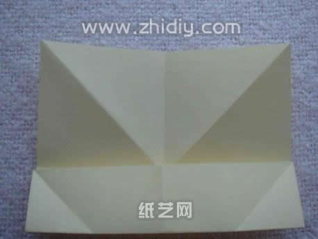 基本的折纸折痕操作对于纸折花进行制作