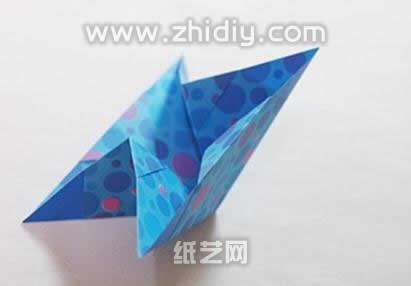 最终两个简单的折纸模型组合出一个稍微复杂的折纸模型