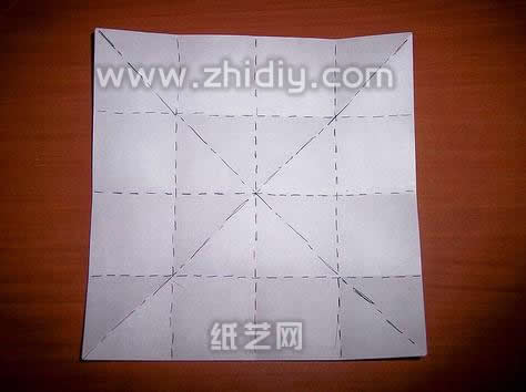 四心手工折纸盒子图解教程制作过程中的第一步基本的预折痕折叠