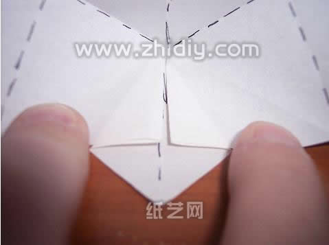 基本的折纸盒子心形角的捏合要制作出来