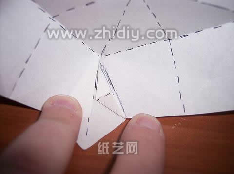 一个折纸盒子内部的小角折叠制作