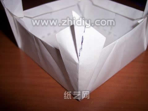 四心手工折纸盒子图解教程制作过程中第十一步