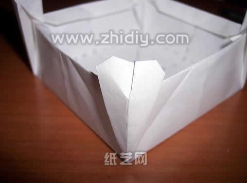 可以看到出来的比较漂亮的折纸心出现在了折纸盒子的四周