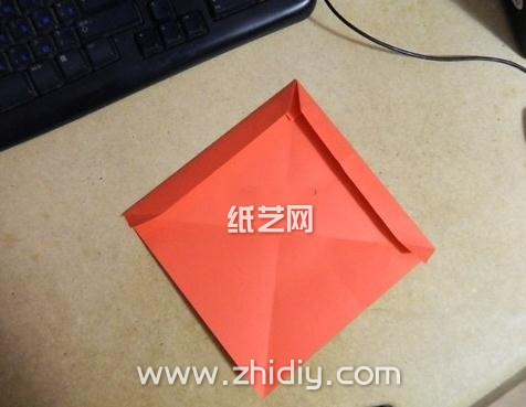 基本的折纸心信封的边缘折叠也是很重要的
