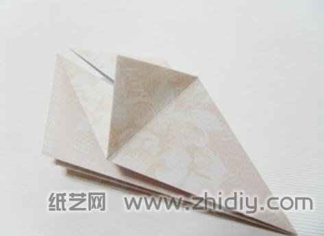 手工折纸花瓶折纸图解教程制作过程中的第六步
