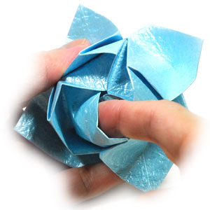 再用手指调整一下折纸玫瑰内部的结构