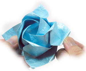 折纸玫瑰花瓣部分进行弯曲的折叠