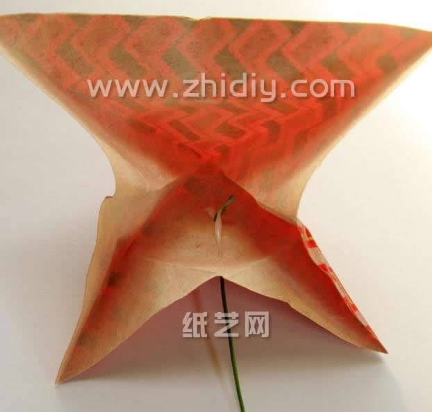 制作飞翔的手工折纸蝴蝶教程采用了之前制作的折纸蝴蝶造型