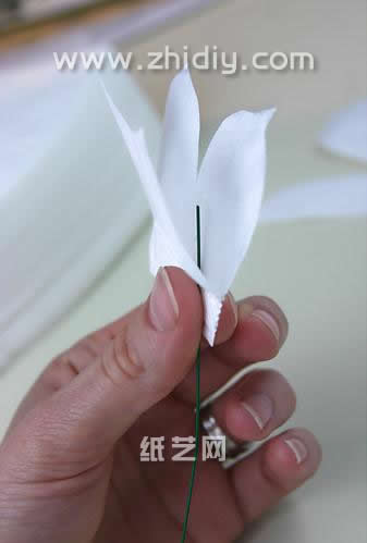 工艺铁丝在纸艺花的制作中是一种常见的材料