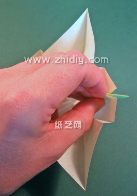 手工DIY折纸花瓶实拍制作教程制作过程中的第四十五步