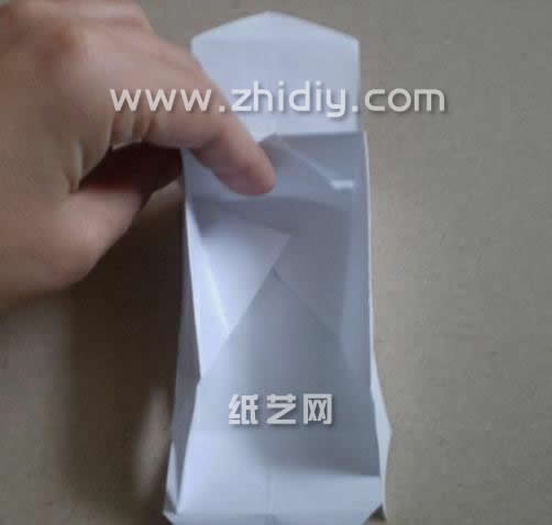 现在正在完成的是一个手工折纸的盒子