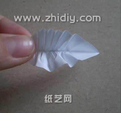 七夕情人节折纸玫瑰礼盒手工diy教程制作过程中的第三十步