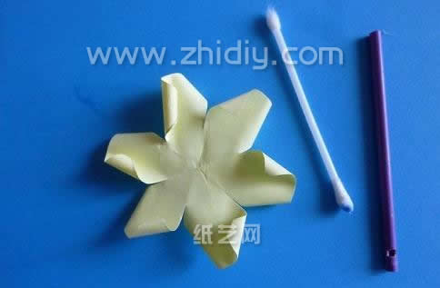 纸玫瑰边缘花瓣的卷曲化处理可以借助于一些日常使用的工具包括有棉签