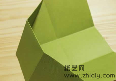 简单手工折纸收纳盒手工diy制作教程制作过程中的第十五步手工折纸收纳盒马上就要呈现出来了