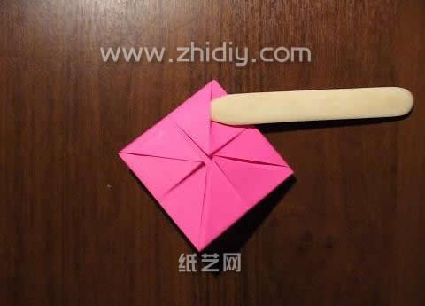 折纸小衣服基本结构的制作在儿童折纸中是比较常见的操作方式，所以制作起来的难度并不是很大