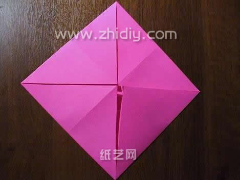 这里是一个折纸操作中比较基础的折叠步骤，折叠的好坏直接影响到后面折纸的效果