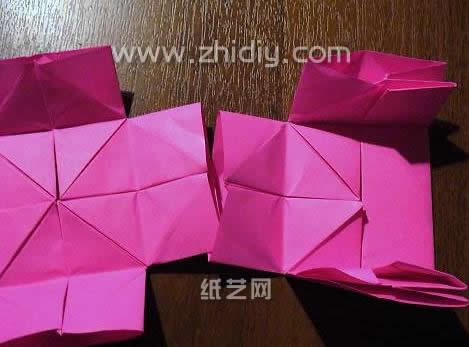 手工折纸书包教程—折纸大全图解系列制作过程中的第二十步对于基本的折纸模型结构进行一个组合
