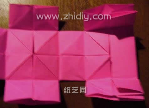 手工折纸书包教程—折纸大全图解系列制作过程中的第二十一步折纸书包基本结构的组合主要依靠的是基本模型侧面突出的一些矩形结构