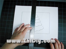 第一步是将基本的图案打印出来，就是将圣诞节圣诞树的造型打印到卡纸上面，方便后面开始进行制作的时候使用