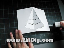 第二十步在这里派上用场就是在纸艺制作中最常使用的白胶了，将圣诞树的结构部分边缘先均匀的涂抹上一层白胶