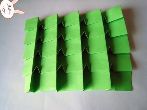 第六步即使前面的叠压结构已经制作完了，但是为了手工折纸圣诞树的立体感，还需要将叠压结构中间的凸起部分折叠出来，并且这里是只是一个开始