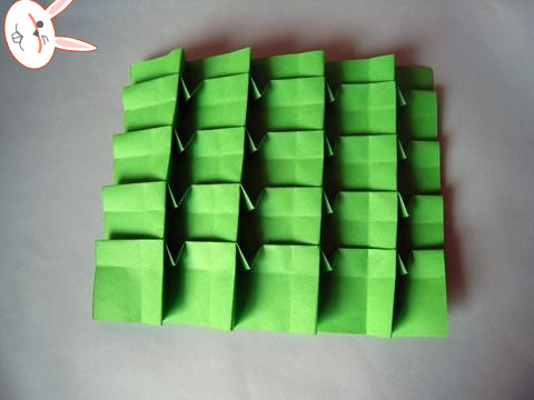 第七步就是从不同的角度来观察这个手工折纸圣诞树基本模型结构的样式，看起来已经非常的漂亮了