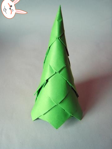 第十四步现在在这里已经基本上完成了这个漂亮的手工折纸圣诞树