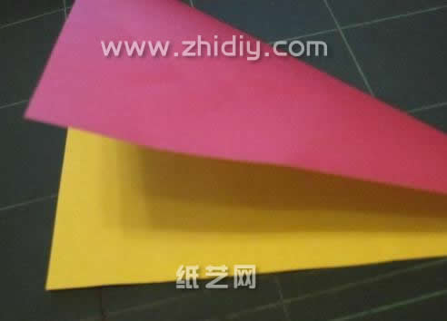 第一步是从制作这个手工折纸蝴蝶的基本纸张准备起，彩色的纸张会使得手工折纸蝴蝶变得更加的漂亮