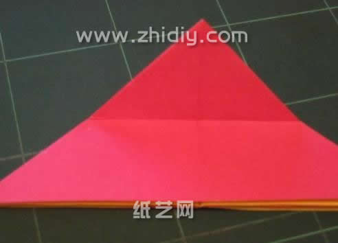 第三步制作完这个基本的三角形结构，还需要在这个三角形结构有更多的折叠使得折纸模型形成不同的折痕