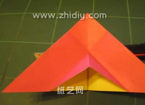 第五步可以看到交错的折痕使得折纸蝴蝶的基本几何形构造在这个手工折纸图解中已经初步的显现了出来