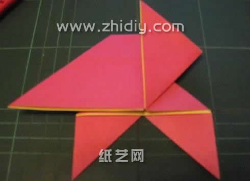 第十二步现在集中塑造的地方就是手工折纸蝴蝶的翅膀结构