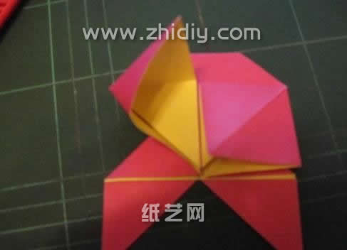 第十四步在局部还是需要制作出相应的折纸四方形，制作方法也比较的简单，只是将折纸三角形的结构展开折叠成四方形